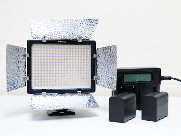 1 dimmable bi-color led camera light 300led + 2 battery pack