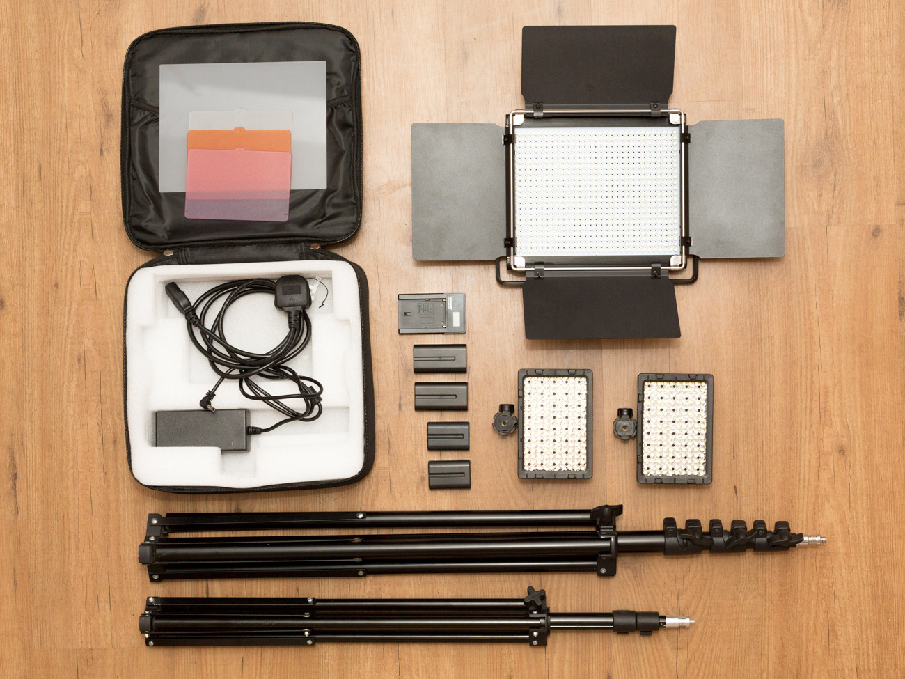 1 x led video or photo light panel (bi-colour), 2 x led lights, 3 x stands