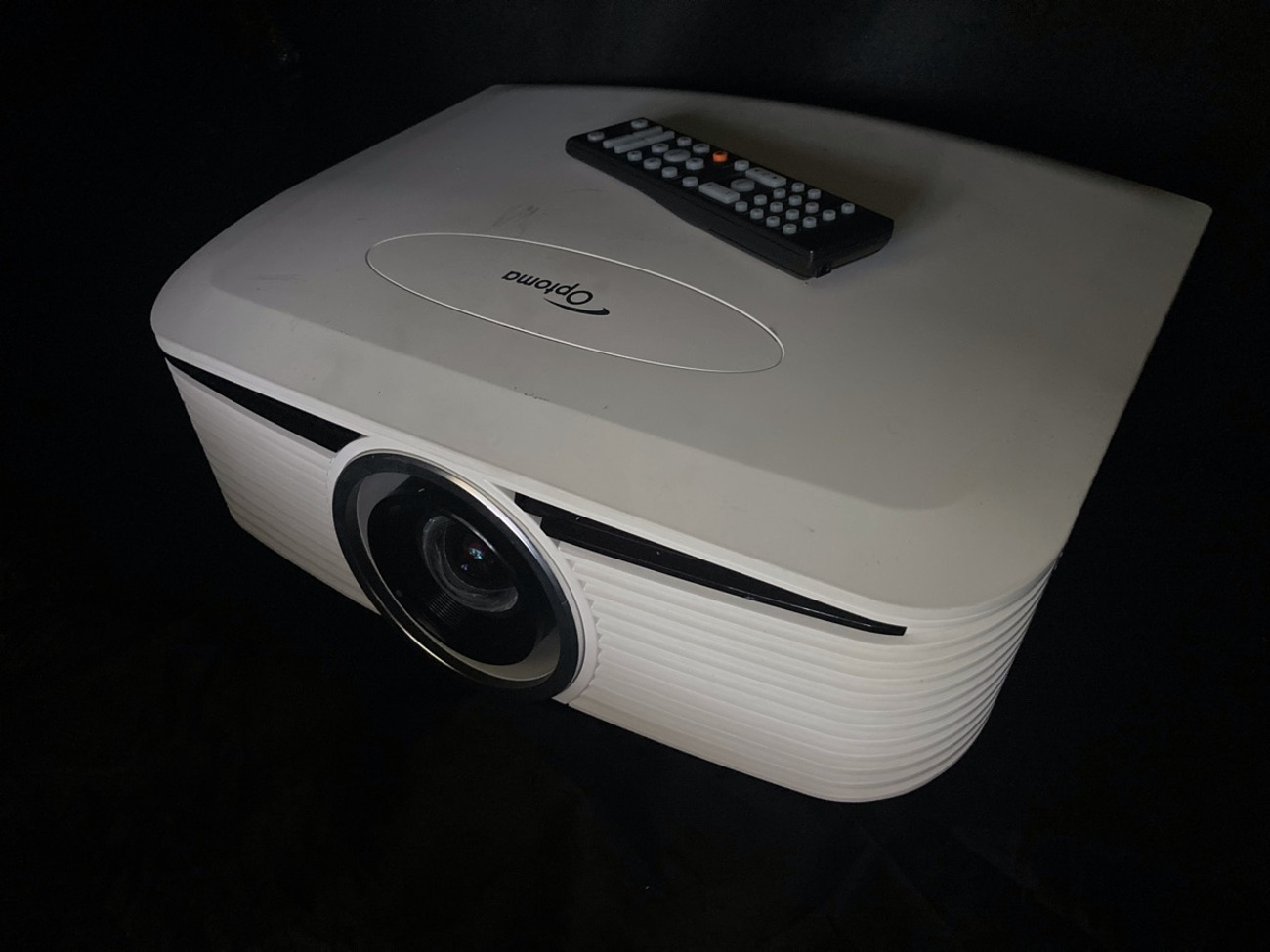 1080p short throw projector 5200l - sports, movies, events