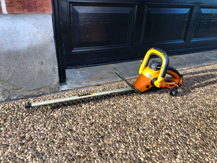120v electric plug-in hedge trimmer