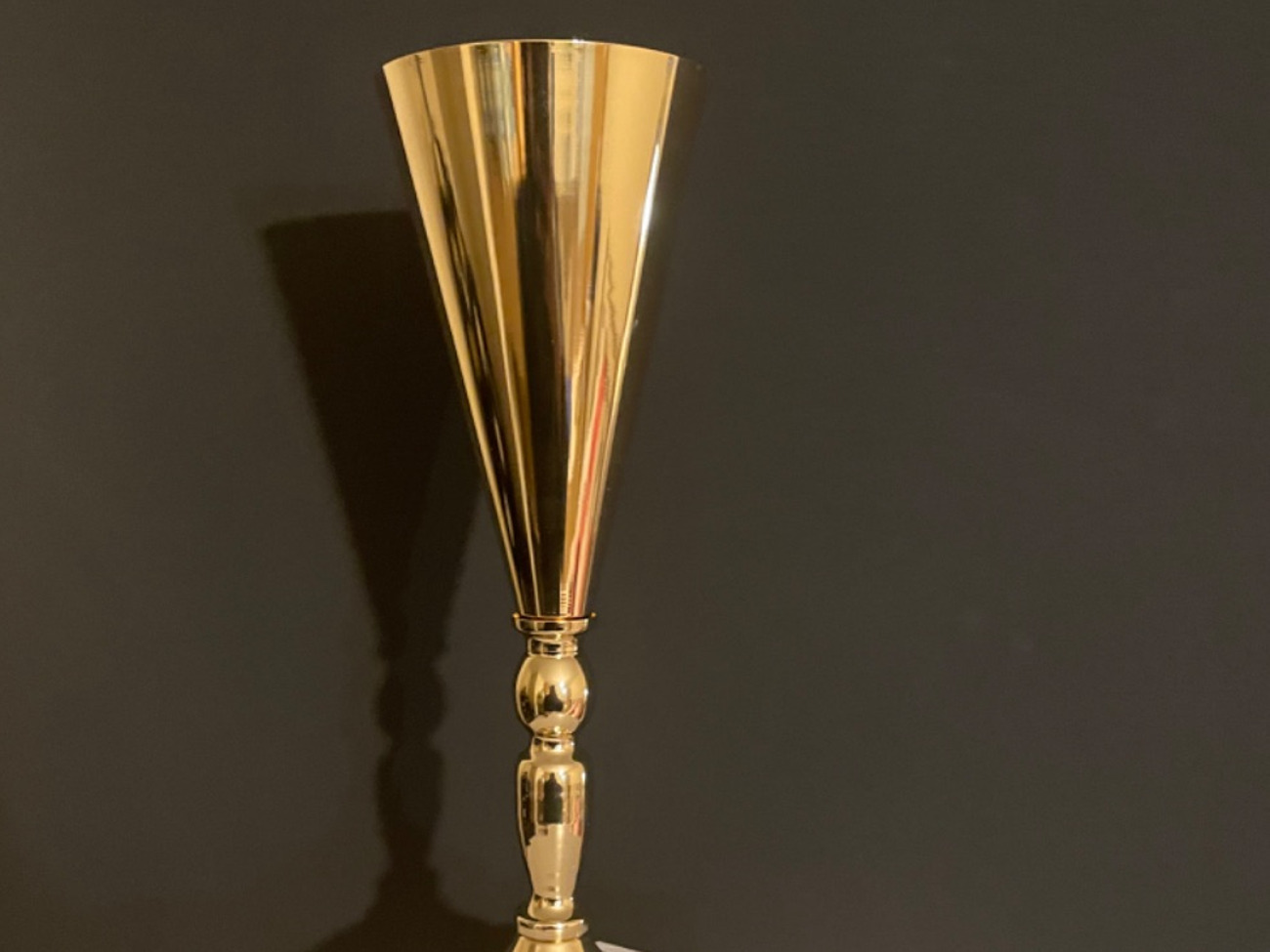 16 table top flower trumpet vase 
