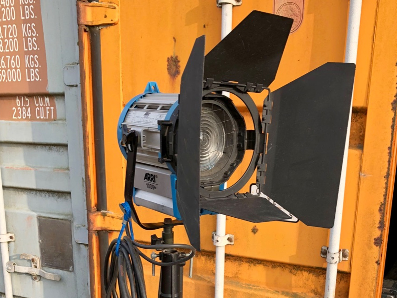1x arri 1000w tungsten fresnel with stand & barndoors