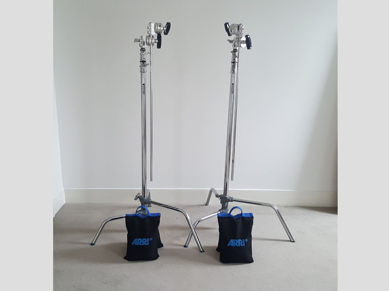 2 x avenger c stands & 2 x arri sandbags
