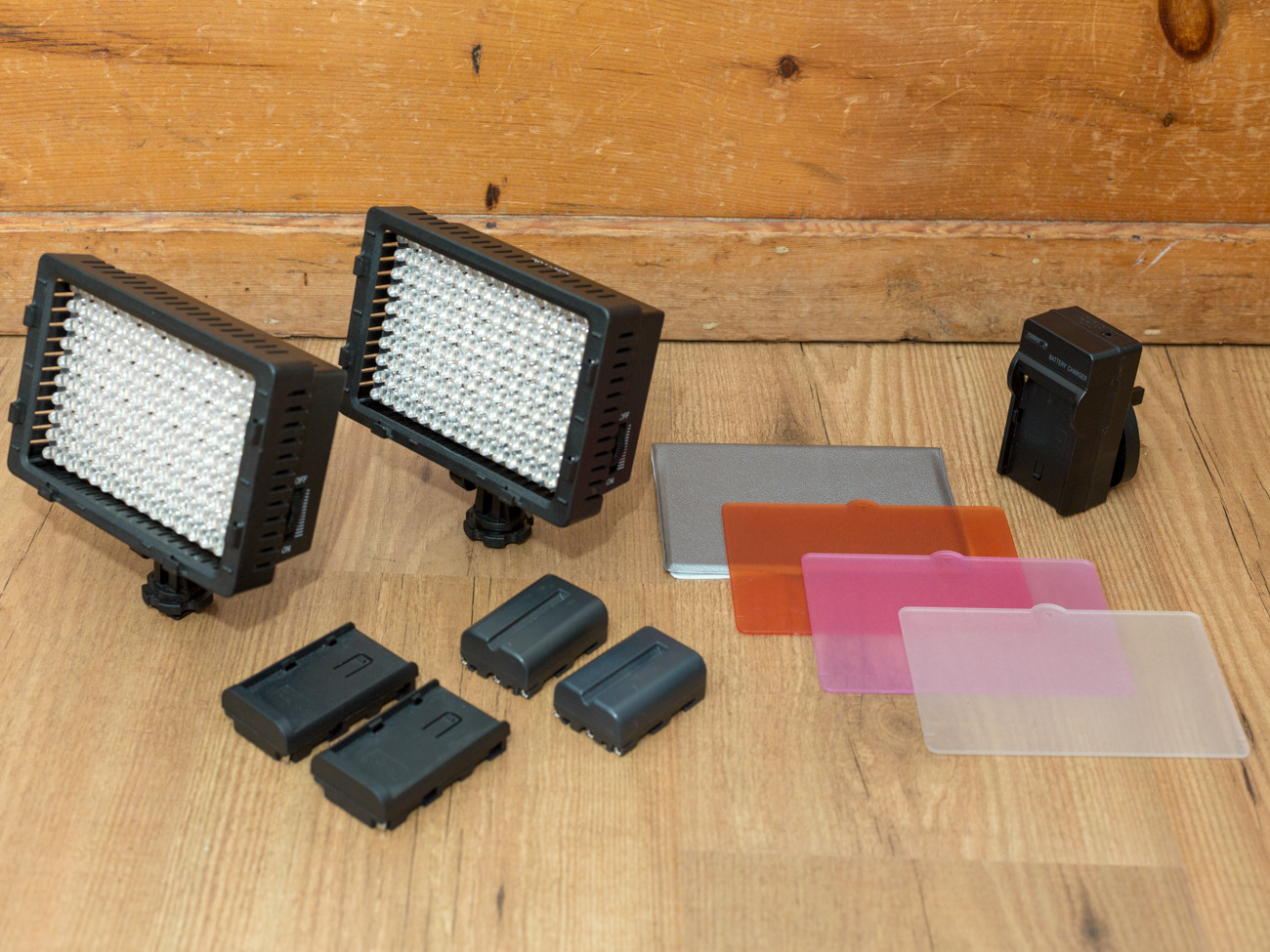 2 x led lights, battery powered and portable