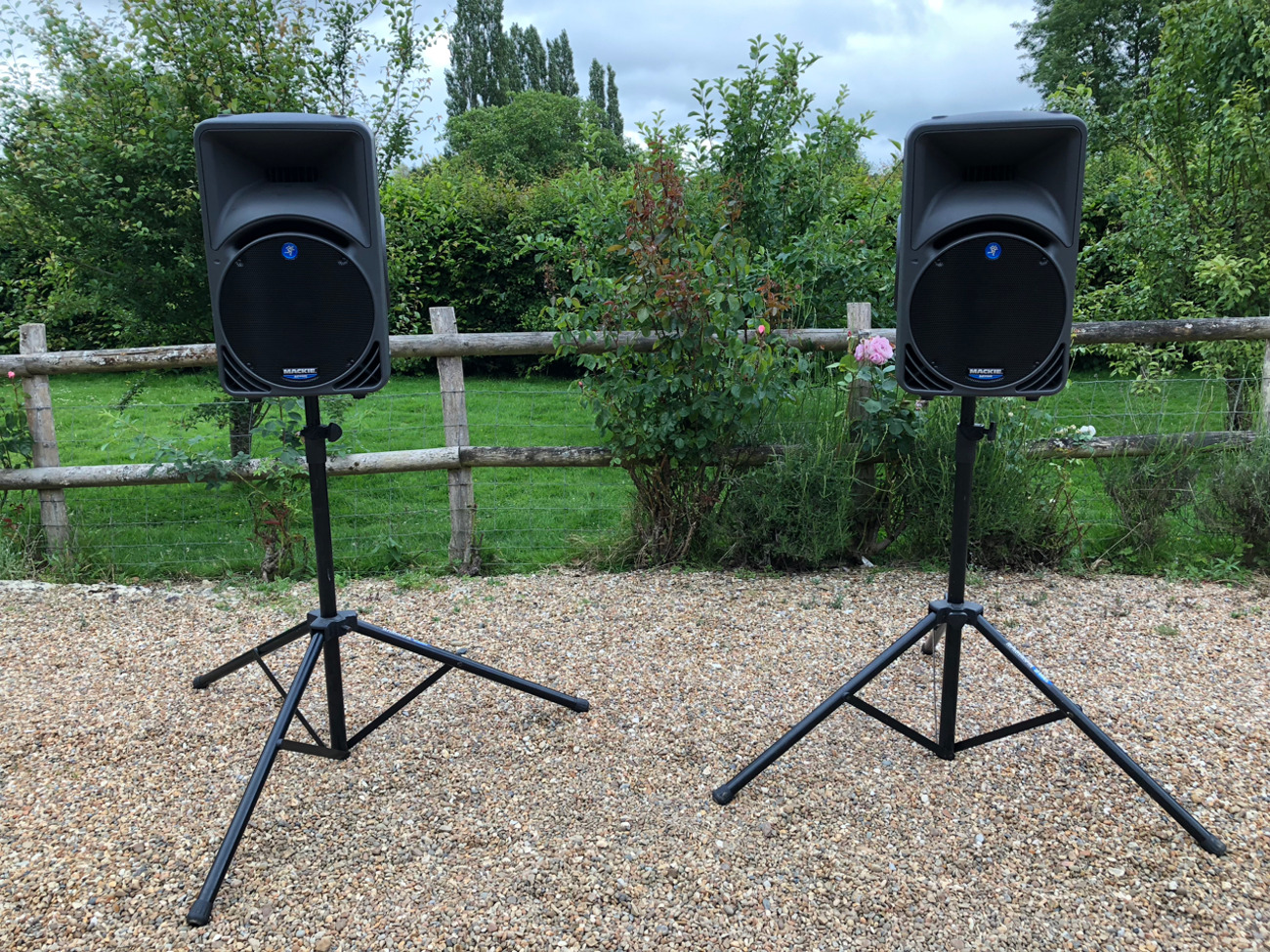 2 x mackie srm450 1kw speakers