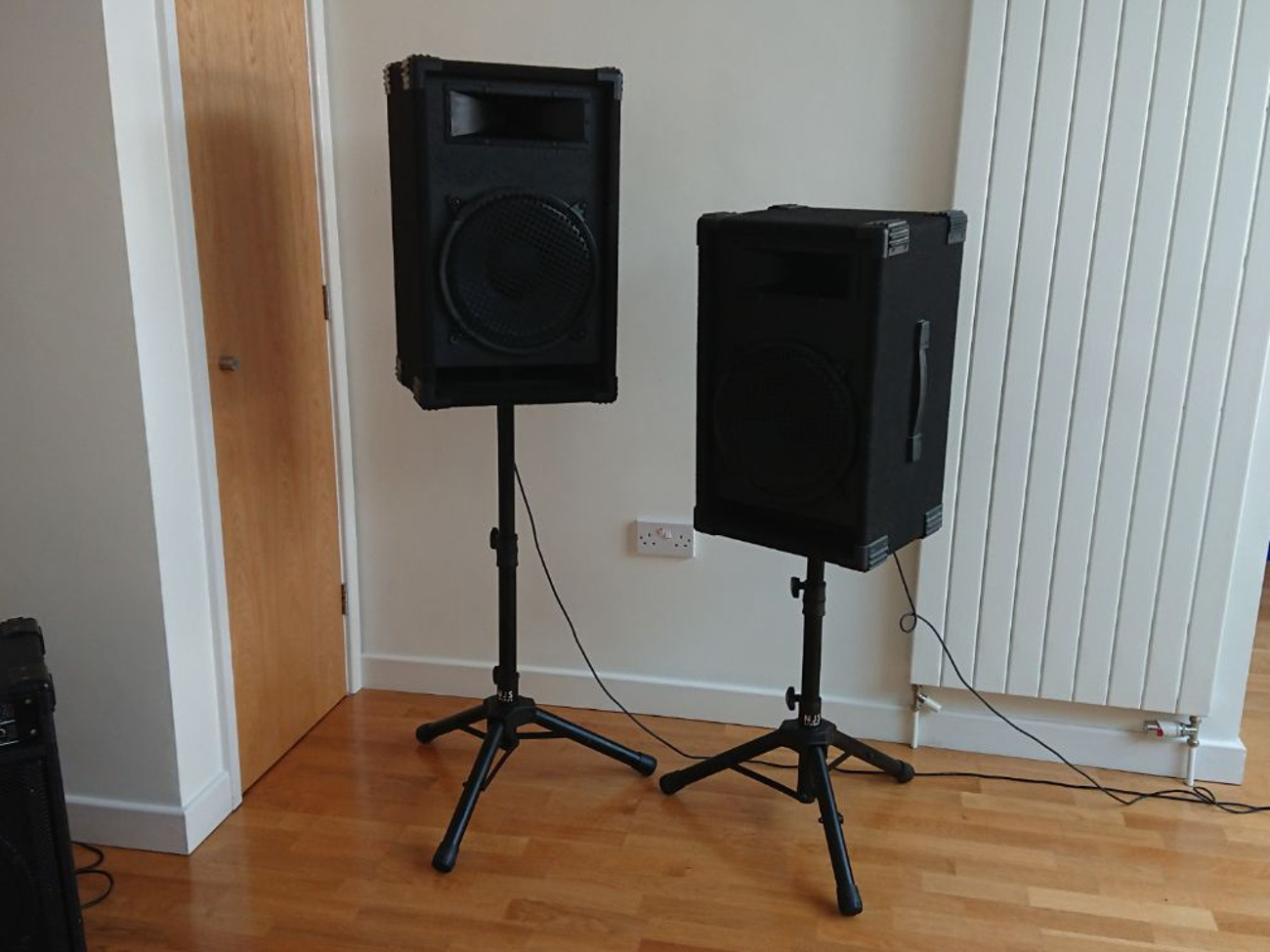 2 x malone speakers 3 way 250w with djs stands