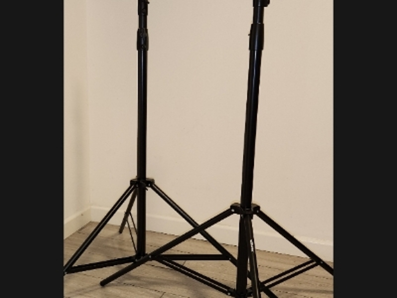 2 x neewer pro heavy duty light stands
