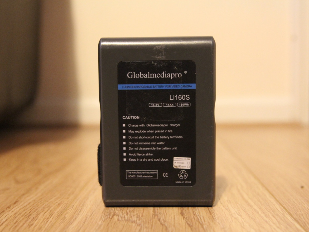 2 x v lock batteries - 160wh global media pro