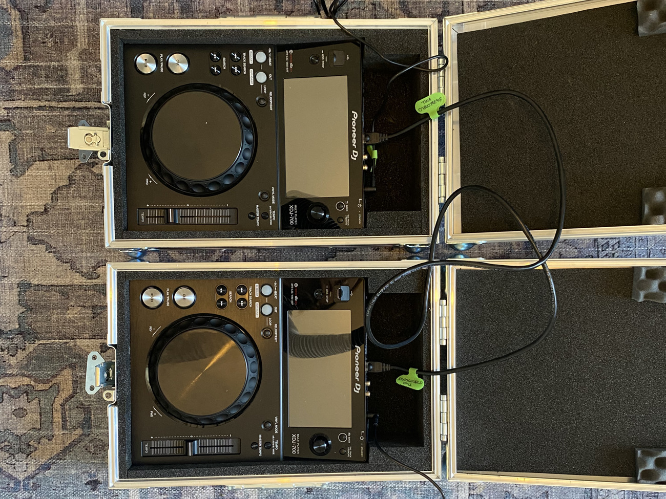 2 x xdj700 - excellent condition