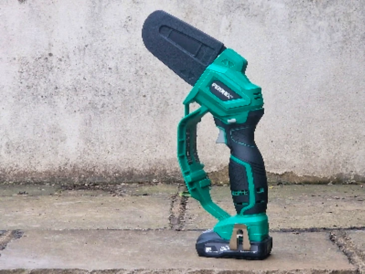 20v compact cordless chainsaw ÷ 2 batteries.