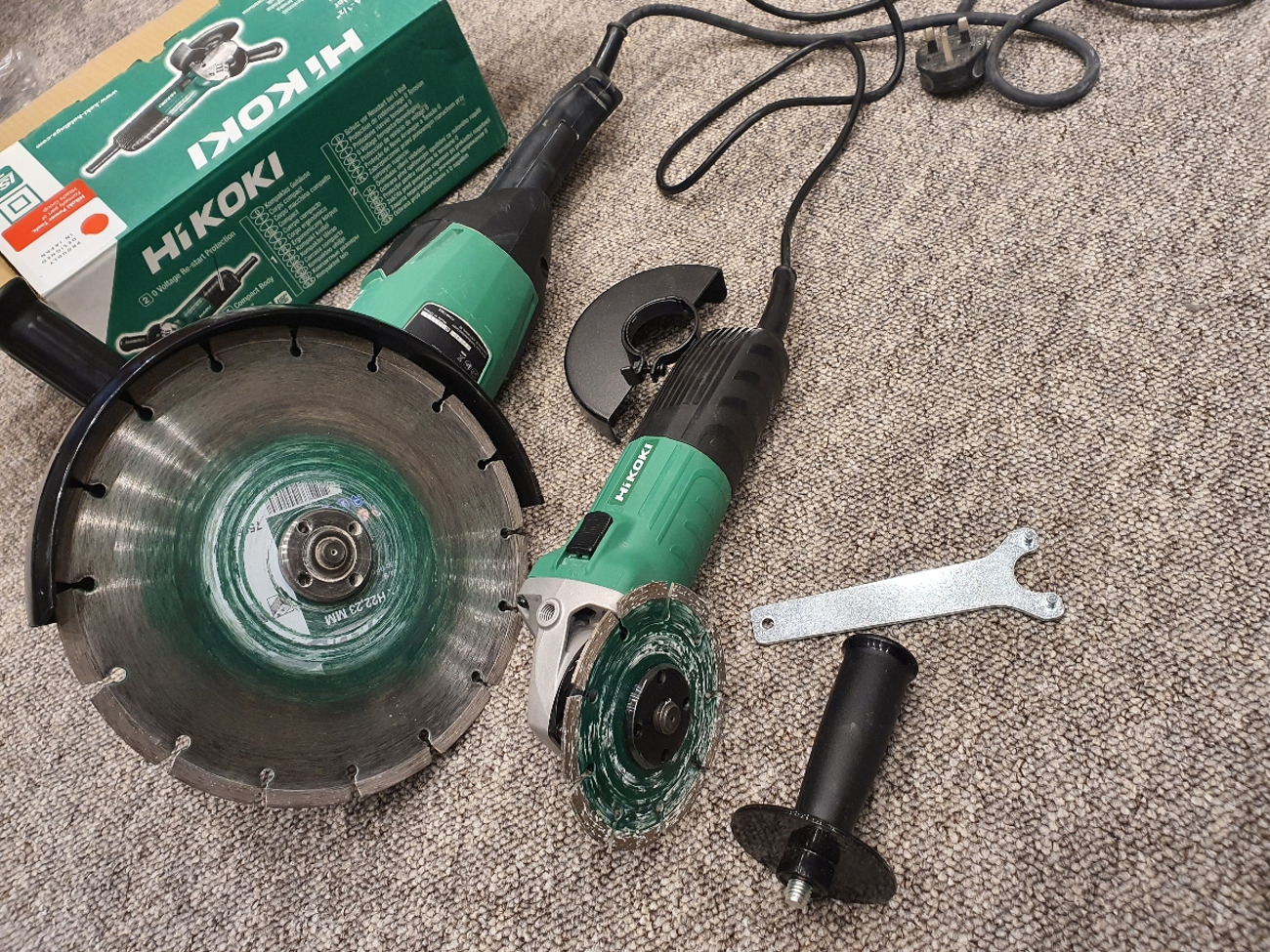 2×angle grinder with disc 