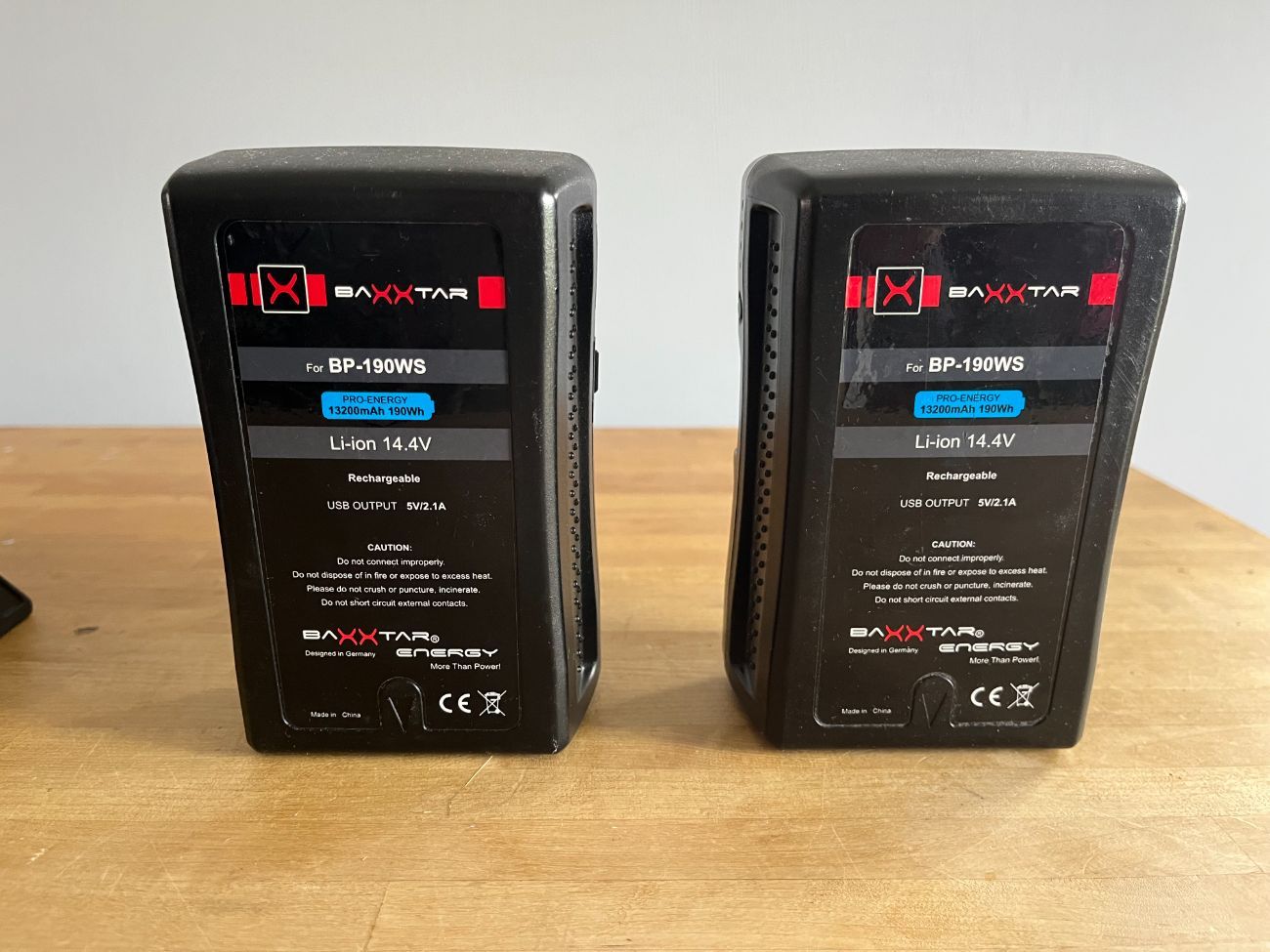 2x 190wh baxxter v vlocks + charger