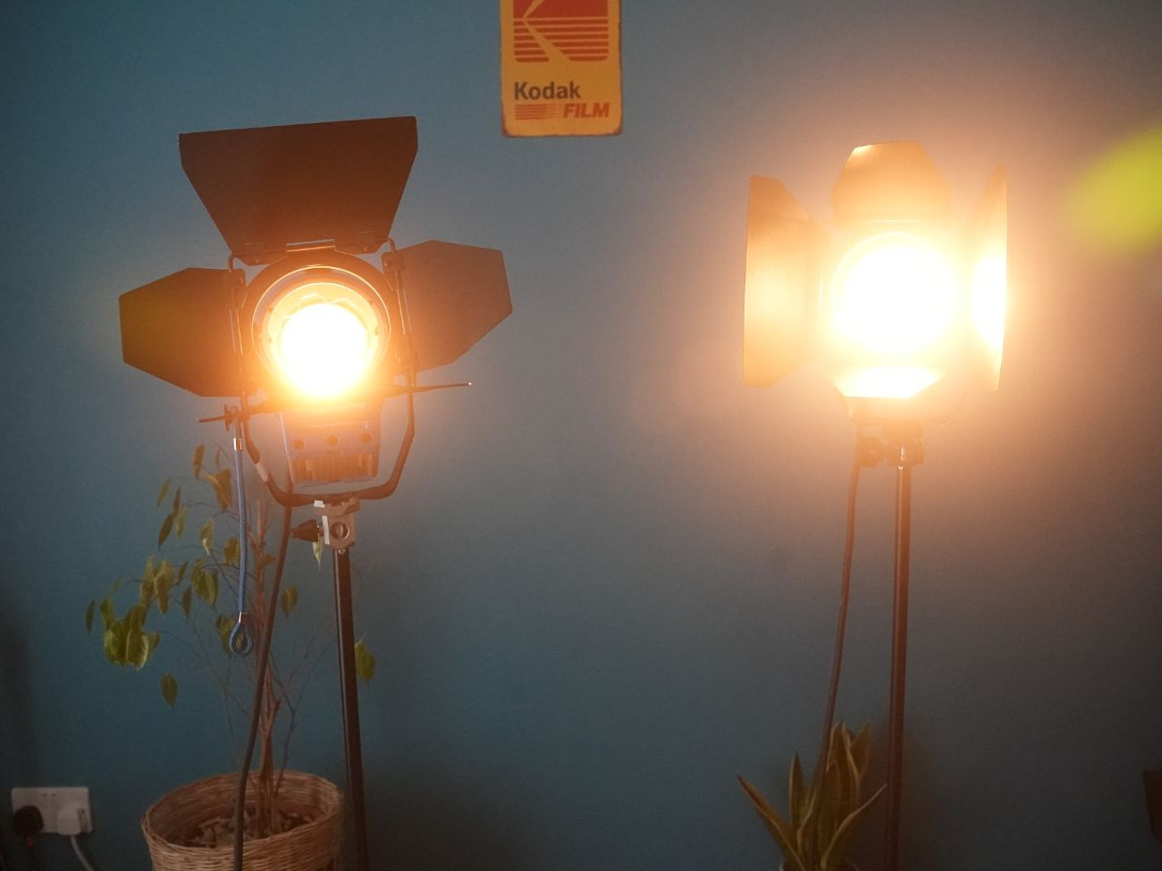 2x 650w arri fresnel lights with dimmer switches