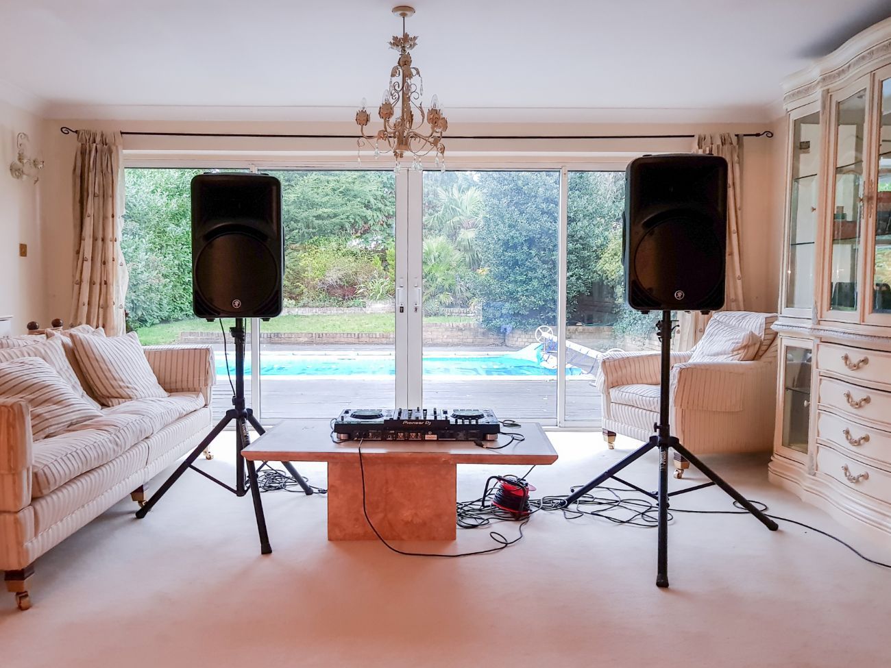 2x mackie speakers srm 450 + pioneer xdj rx3 all-in-one pro dj desk