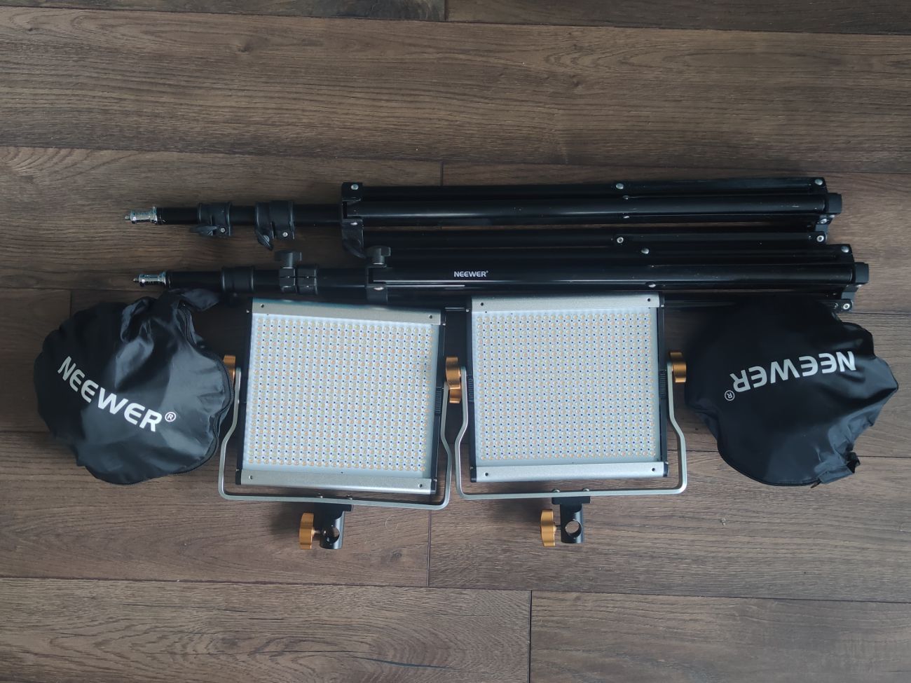 2x neewer bi-color led panel + 2x soft box & 2x light stand
