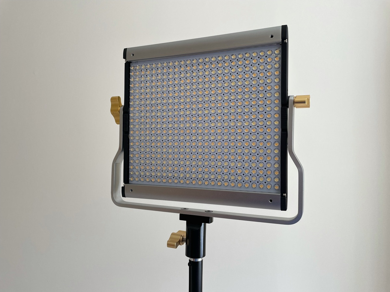 2x neewer jyled 500s led light panels (w/ stands)