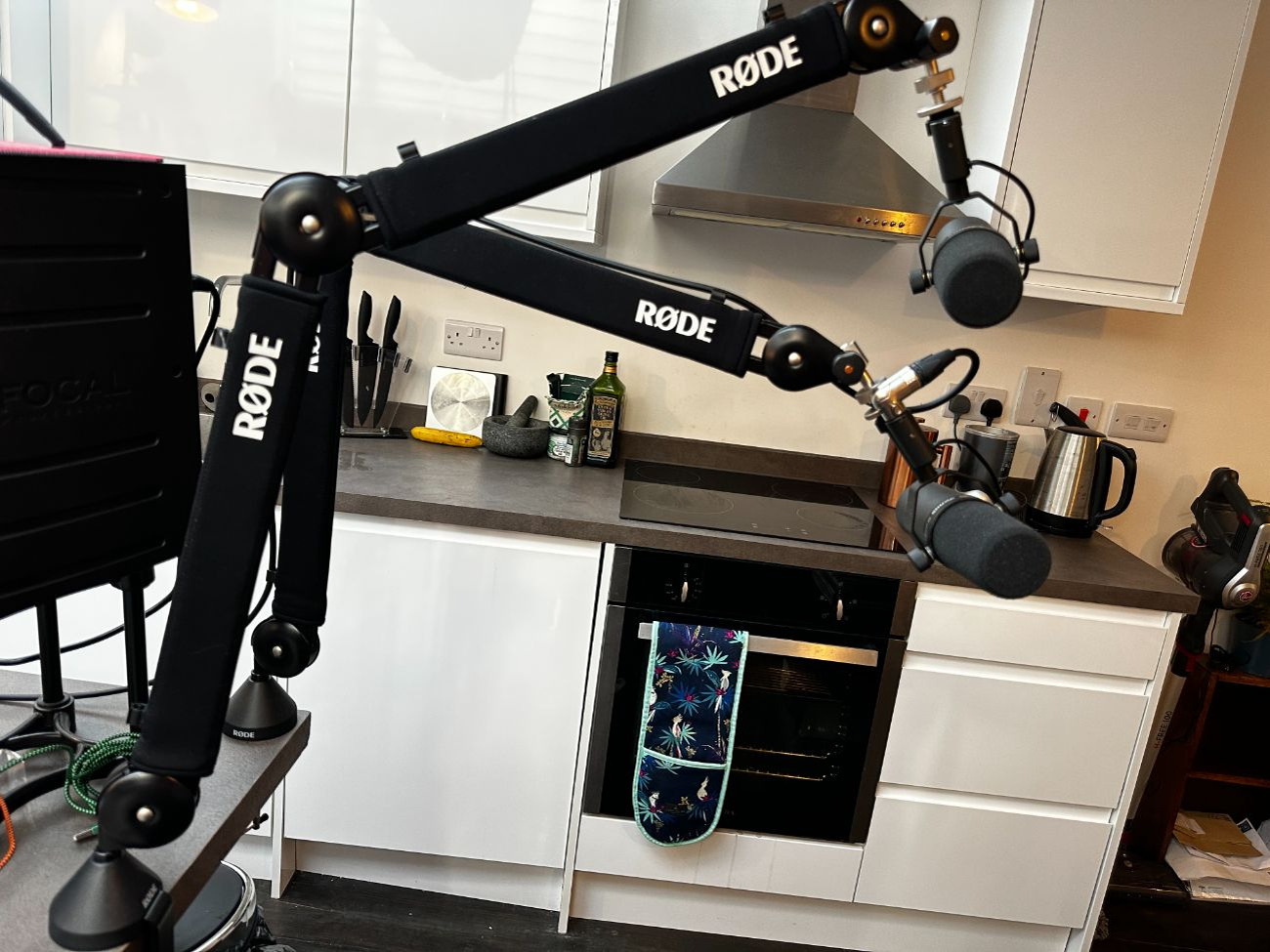 Rent 2x Shure SM7B & 1x Cloudlifter CL-2 + Rode PSA1+ Boom Arms