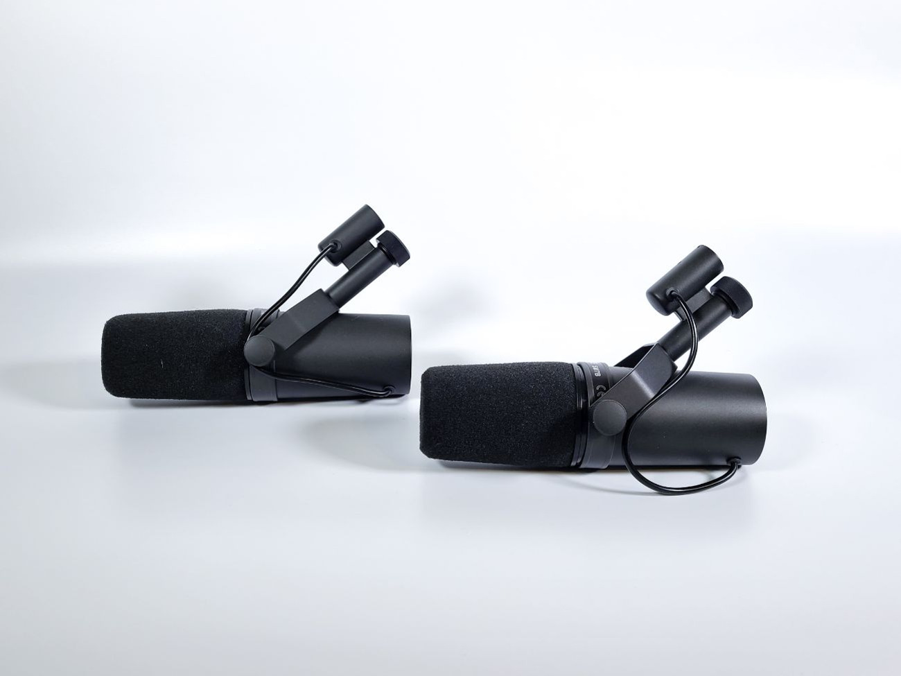 2x shure sm7b microphones