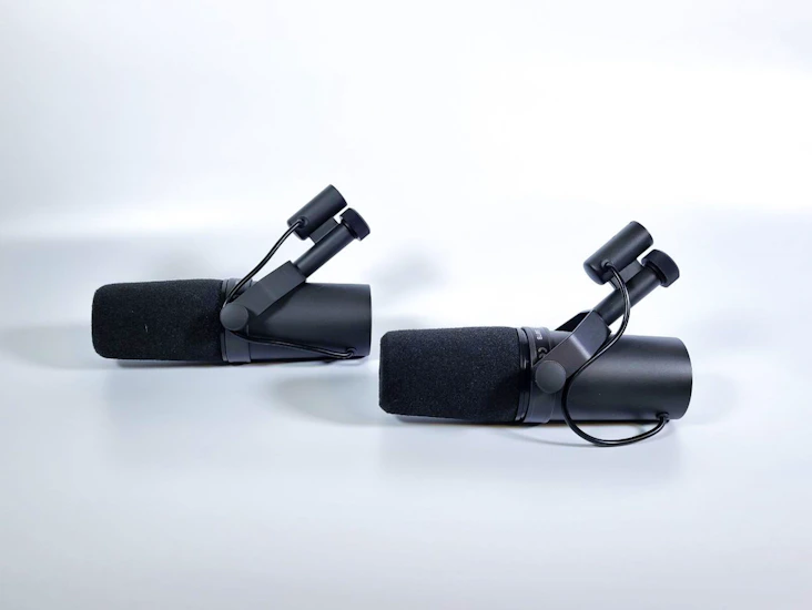 2x shure sm7b microphones