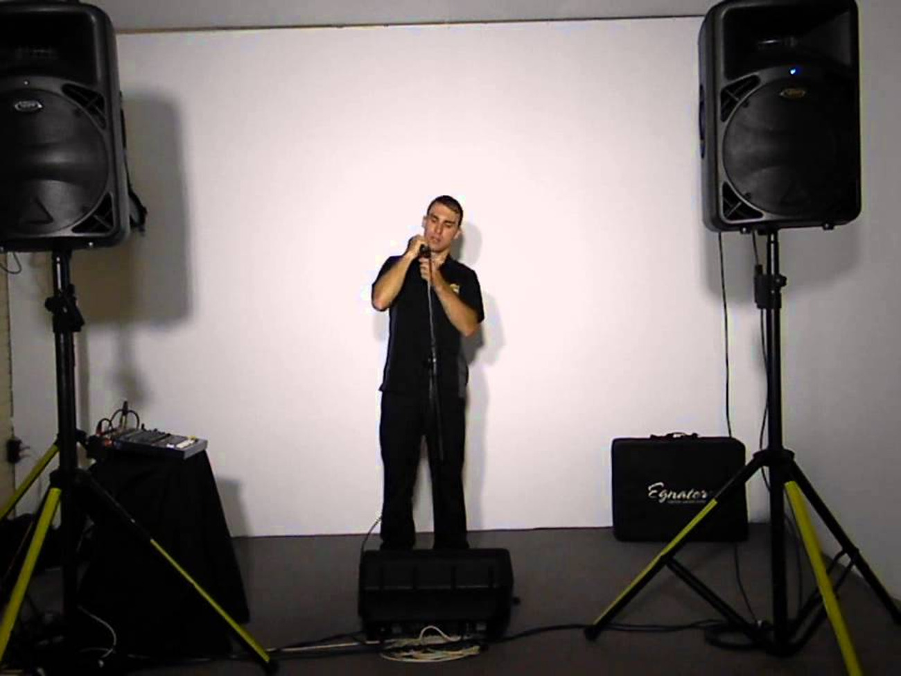 2x speakers, 1x monitor, 2x stand, mixer , shure mic rca