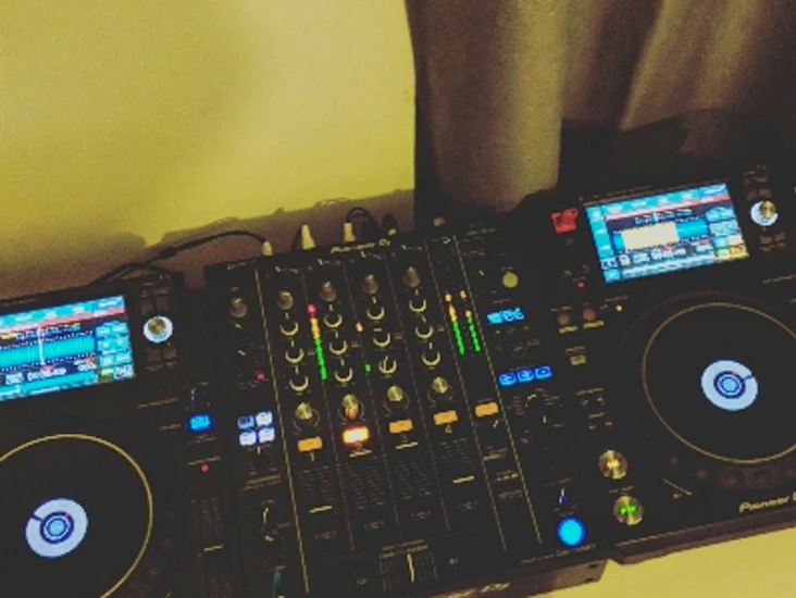 2xpioneer xdj1000mk2 cdjs and 1x pioneer djm750mk2 mixer