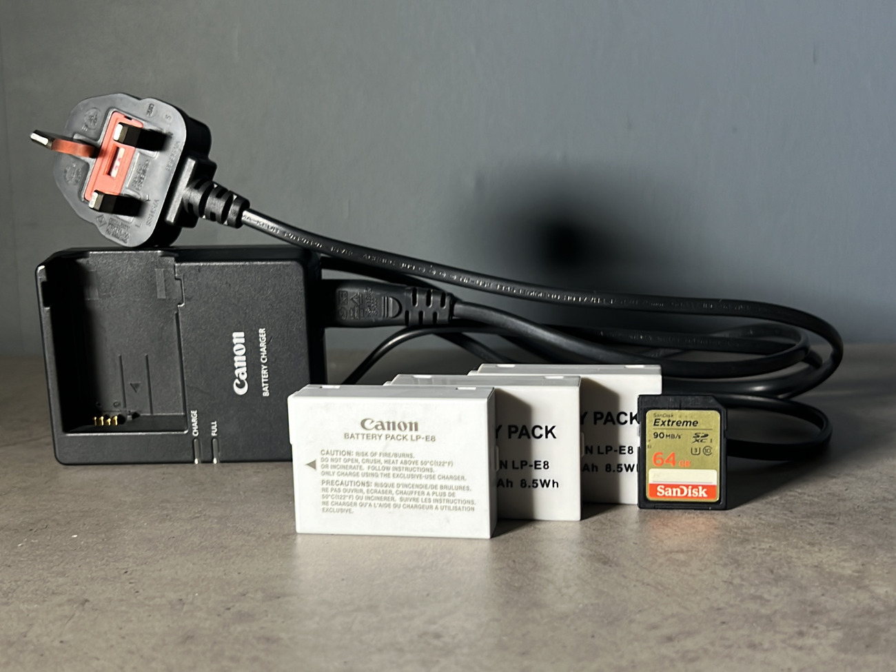 3 canon batterie pack with charger + 64gb memory card