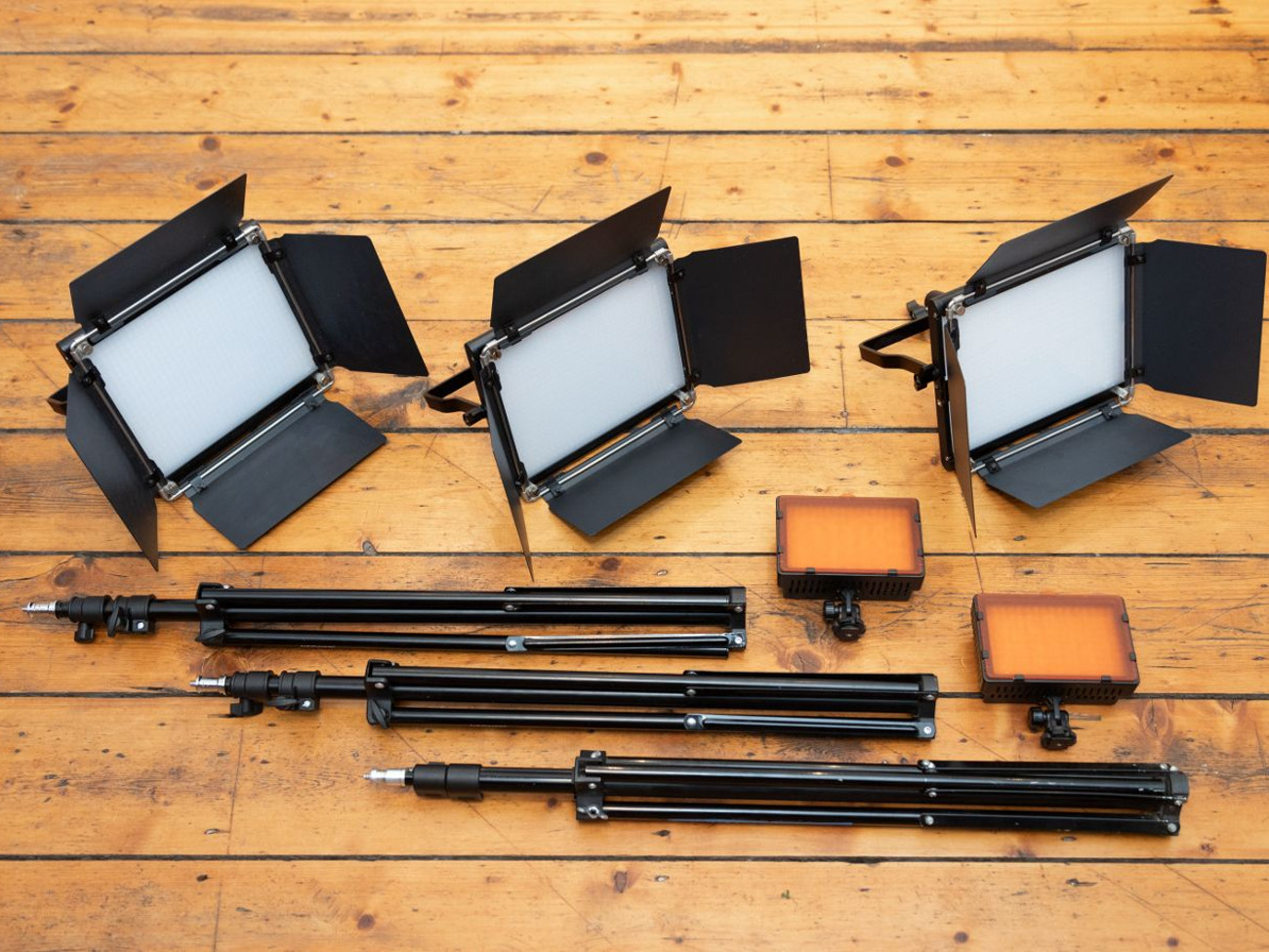 3 x led light panels (bi-colour), 2 x led toplights, 3 x stands