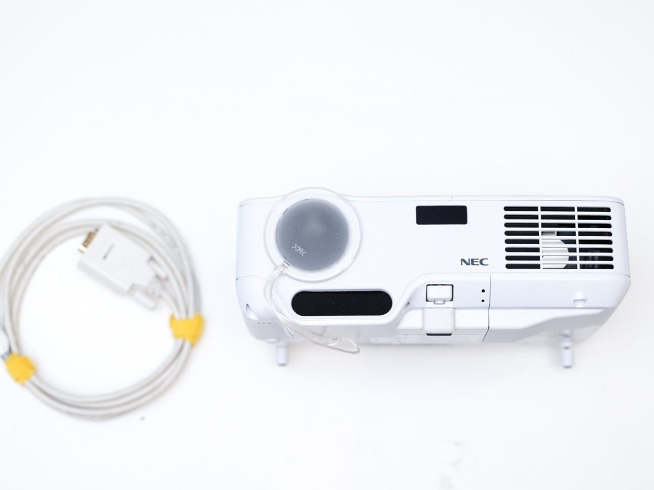 3000 lumens projector - nec np61g portable projector