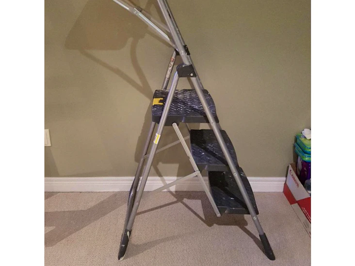 4 ft step ladder with 225 lb. load capacity