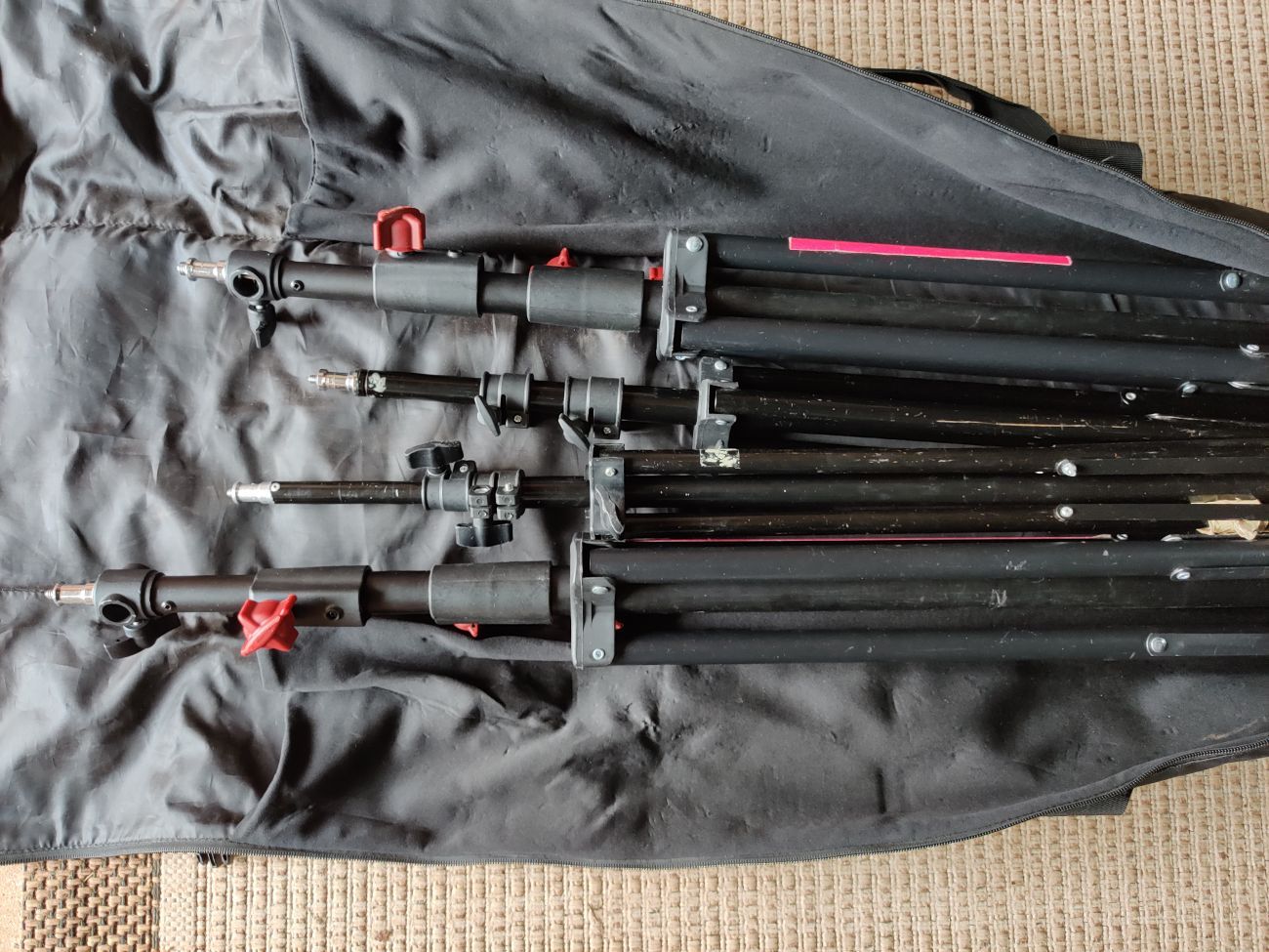 4 lighting stands, 2 large & 2 small