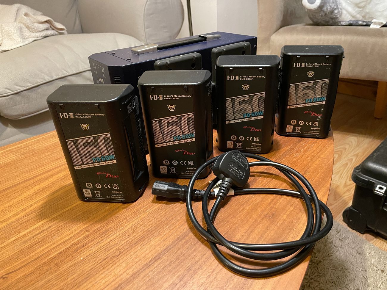 4 x idx v mount/ v lock battery 150w with idx charger kit 