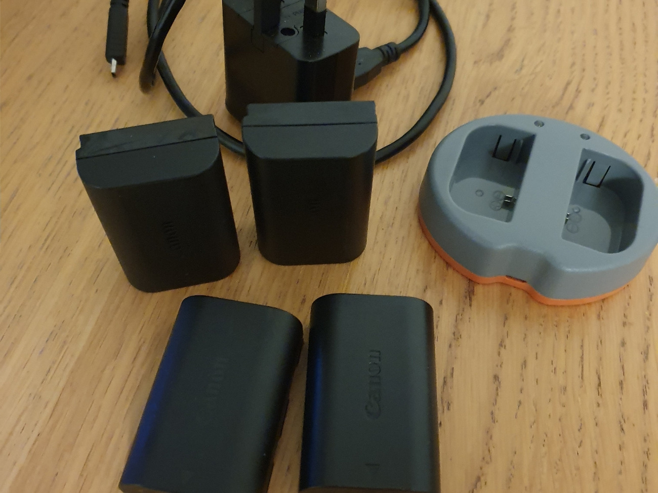 4x canon batteries + charger
