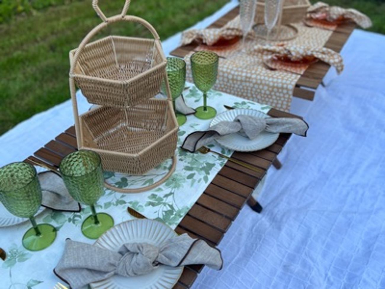 4x luxury compact picnic table (seats 16)