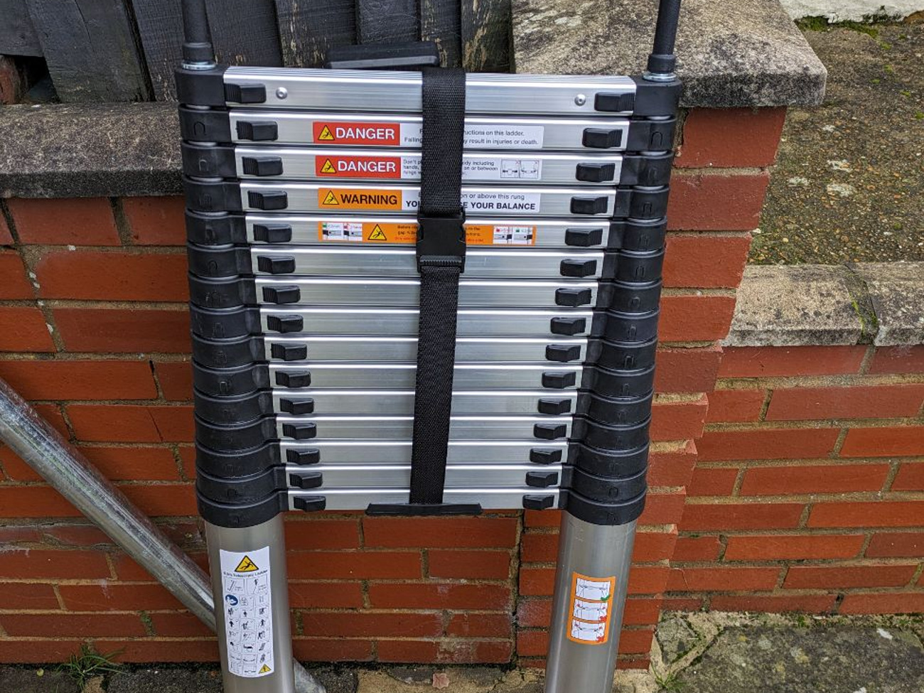 6.2m telescopic ladder with safety hooks