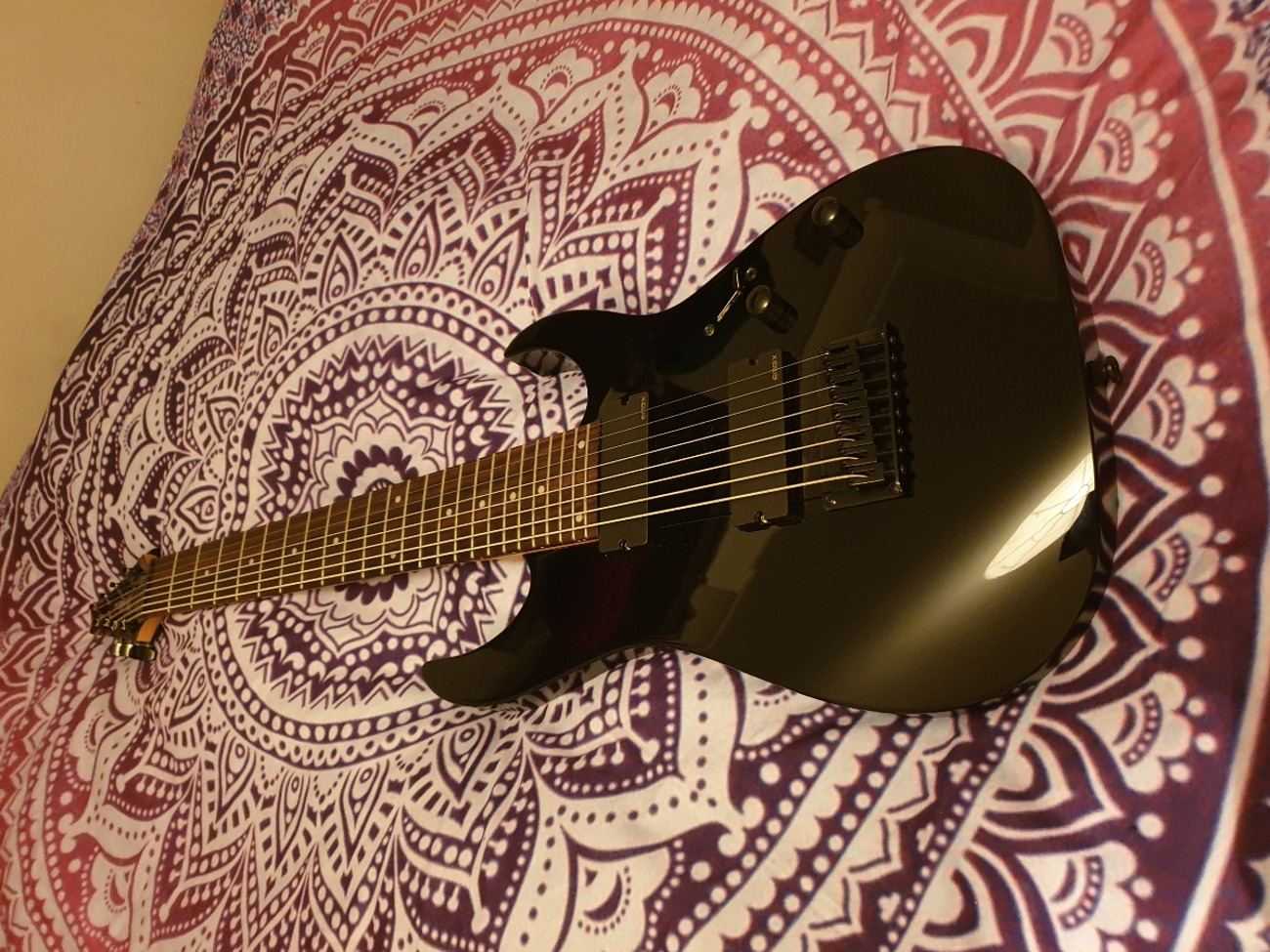 8 string guitar ibanez + 2 emg 808x + hard case + strap