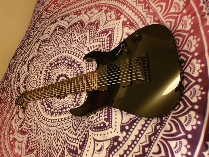 8 string guitar ibanez + 2 emg 808x + hard case + strap