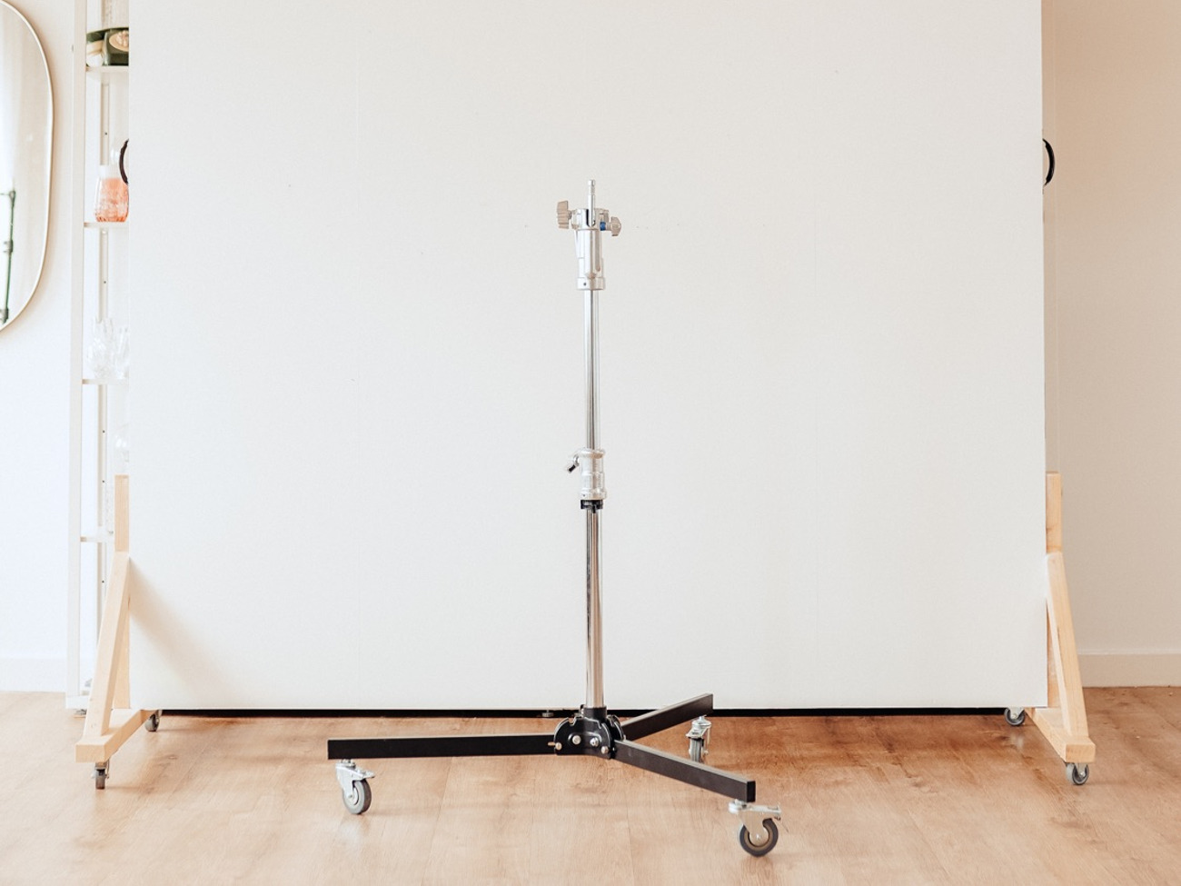 83-125cm wheeled folded tube light stand with caster wheels