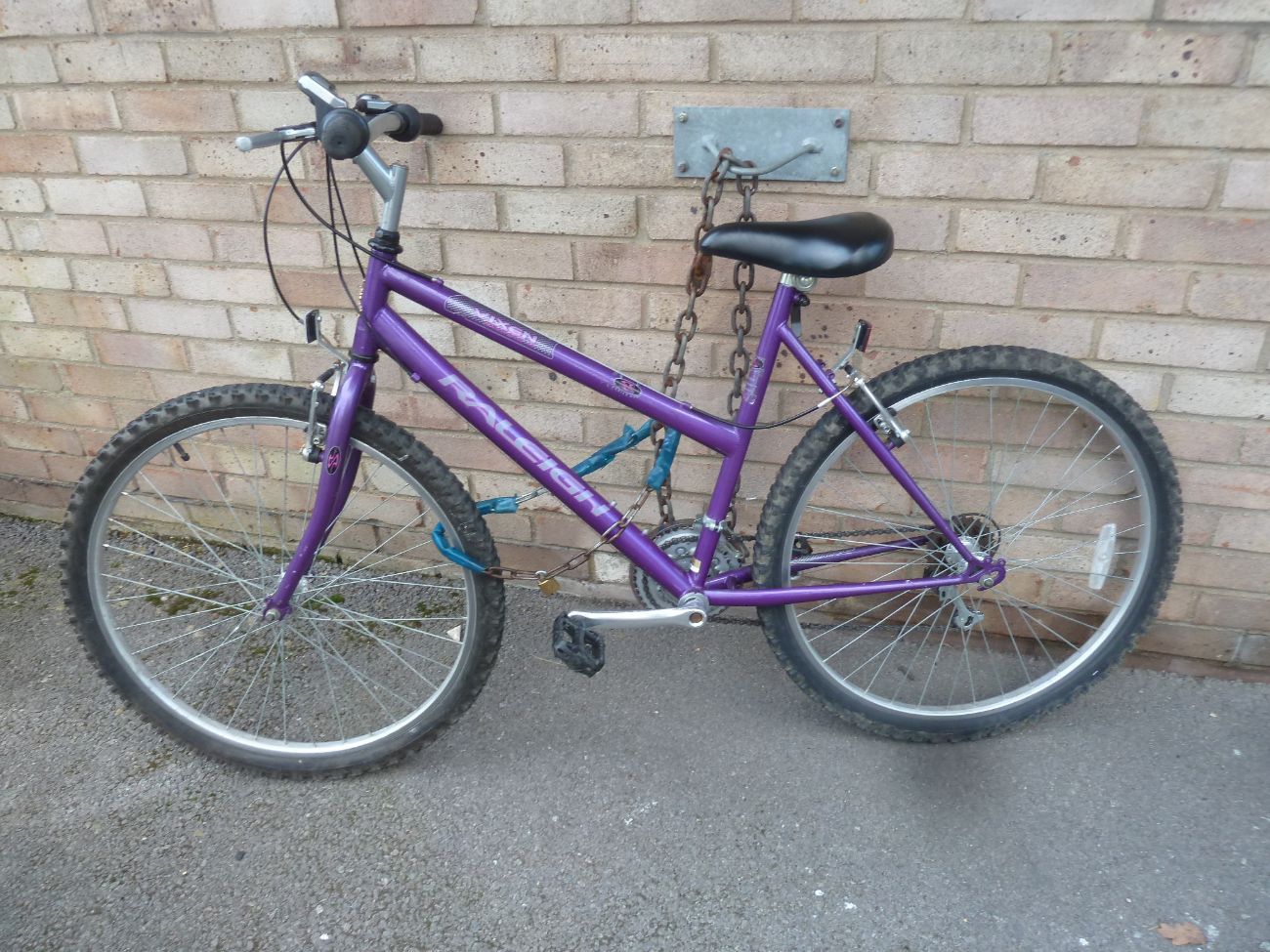 A medium size road bicycle