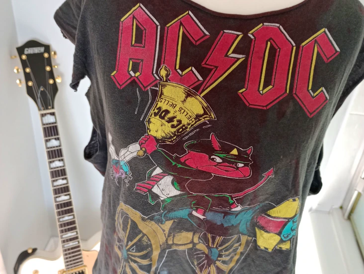 Ac/dc t-shirt - distressed, grungy and well worn. rockers vintage (1992)