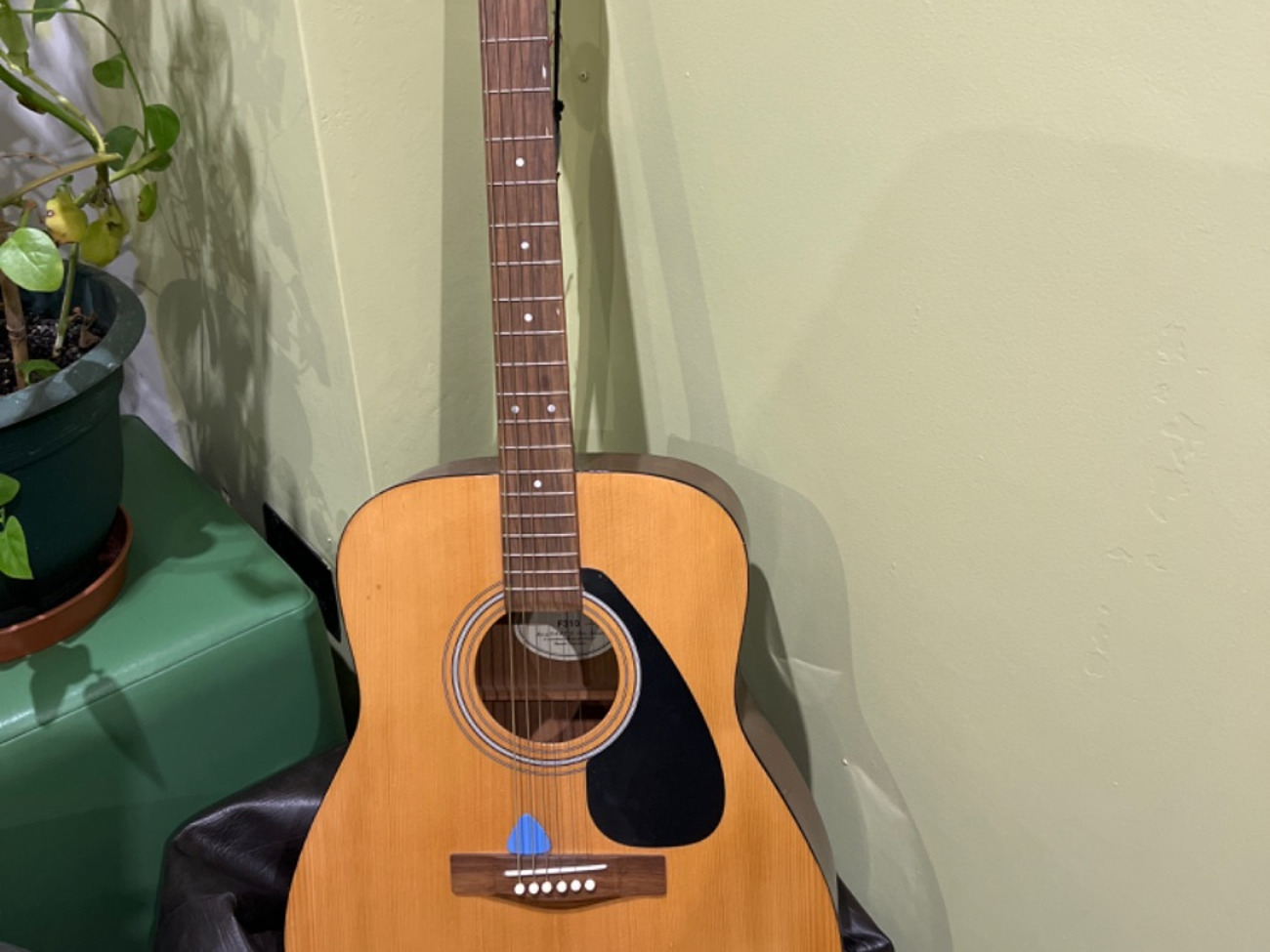 Acoustic guitar yamaha 