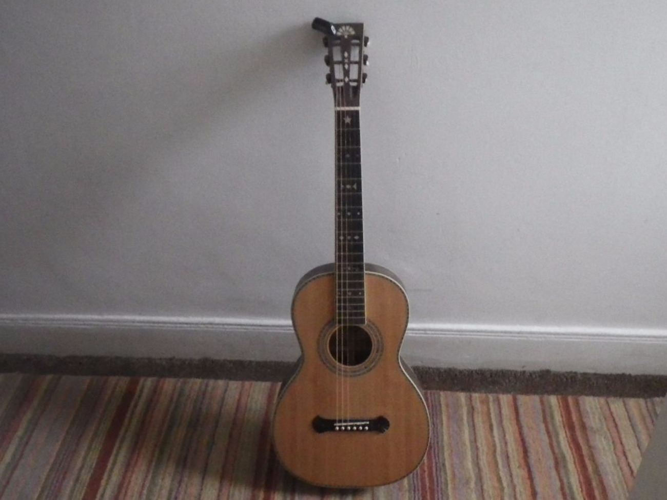 Acoustic parlour guitar