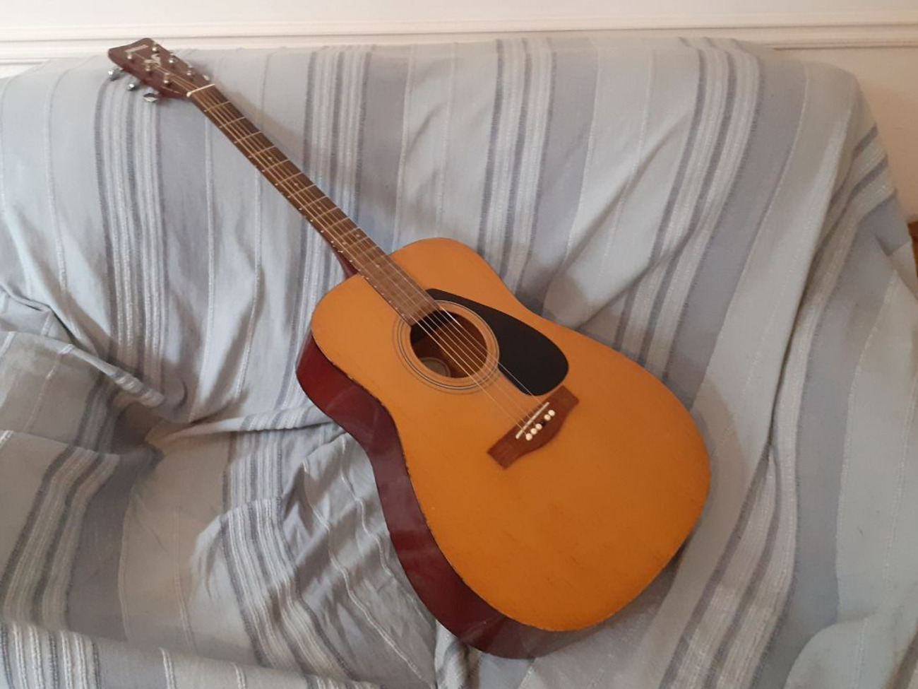 Acoustic yamaha guitar (steel strings)