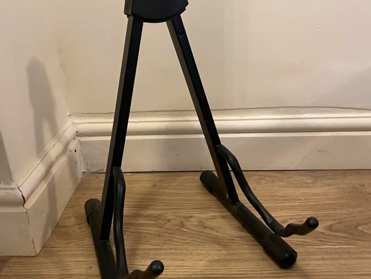 Adjustable guitar stand