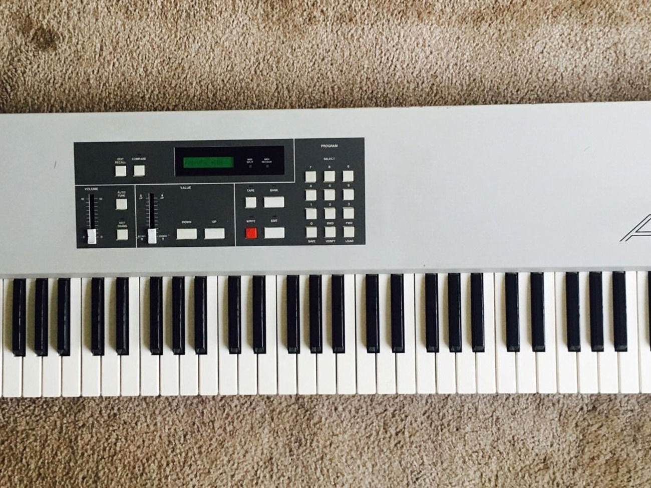 Akai ax73 polyphonic analogue synthesizer