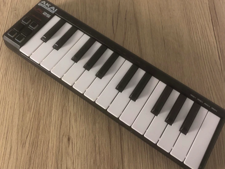 Akai lpk25 midi keyboard + korg nanopad2 (16 controls)