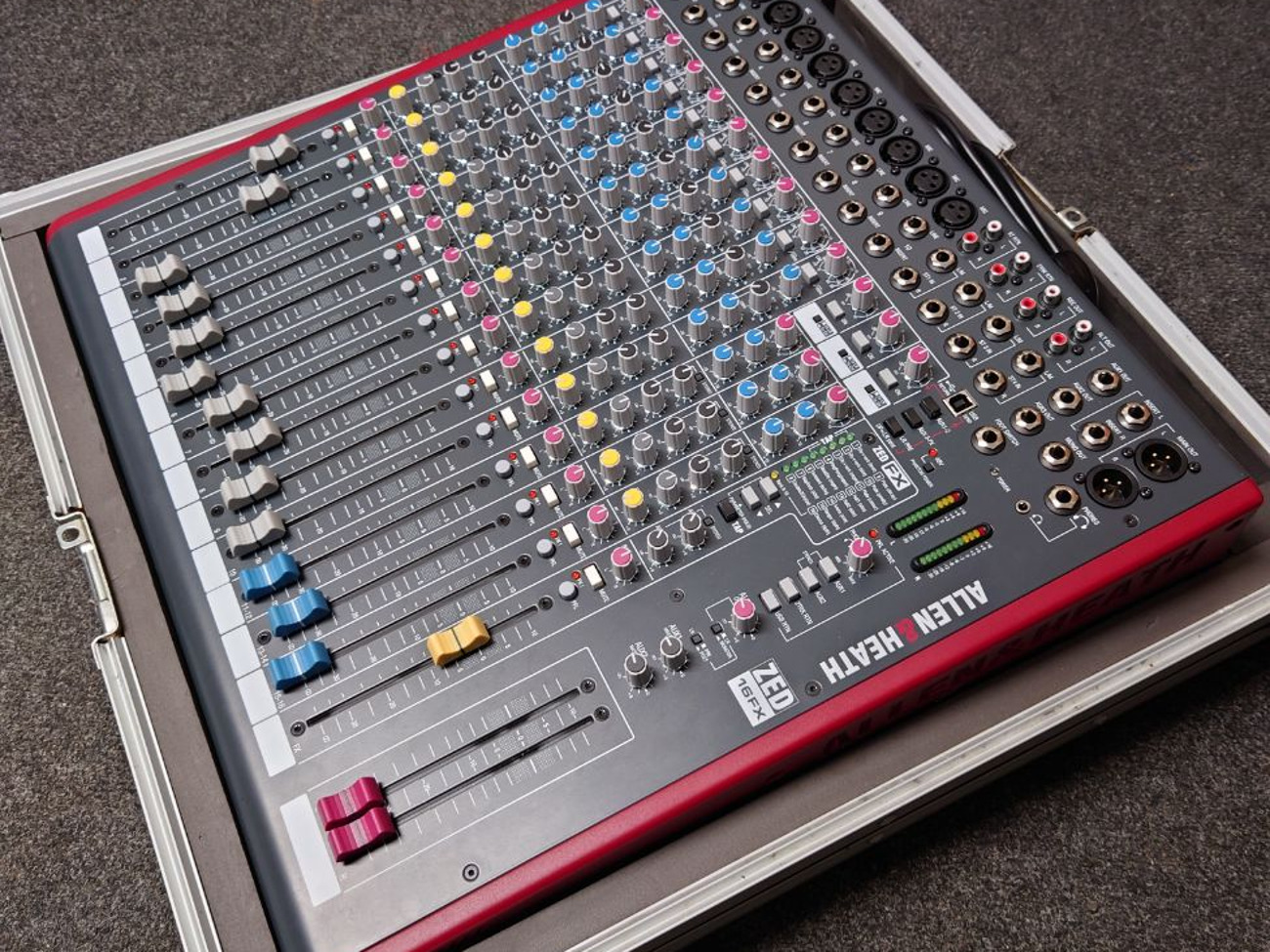 Allen & heath zed 16fx w/ flight case