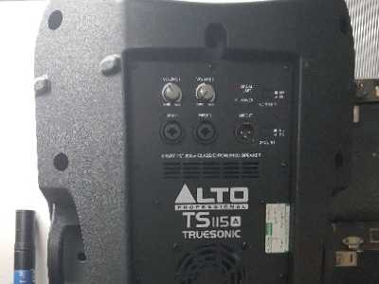 Alto. 800w powered pa speaker with two mic/line inputs 