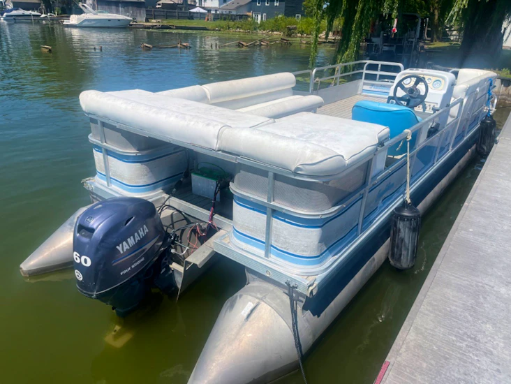 Aluminum hill pontoon boat