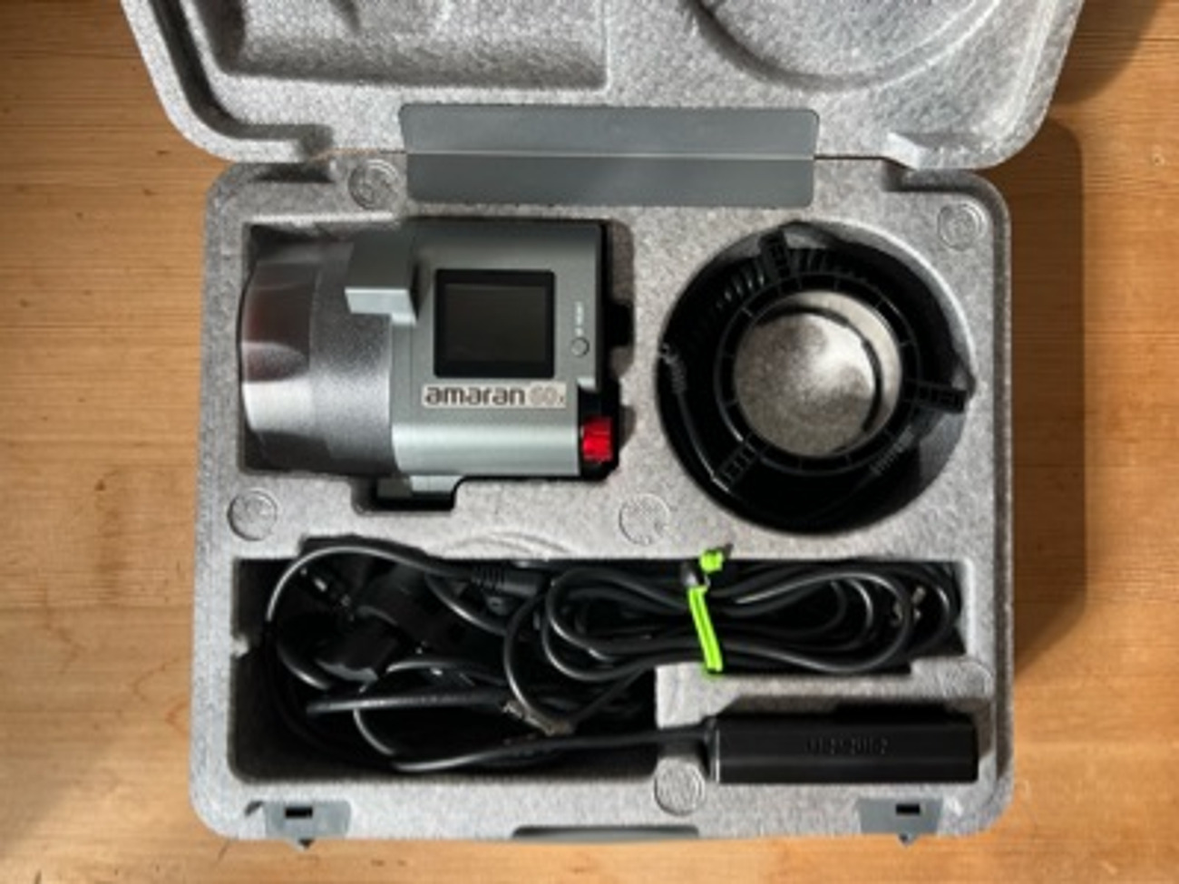 Amaran 60x - bi-colour led fixture with v-mount to npf plate