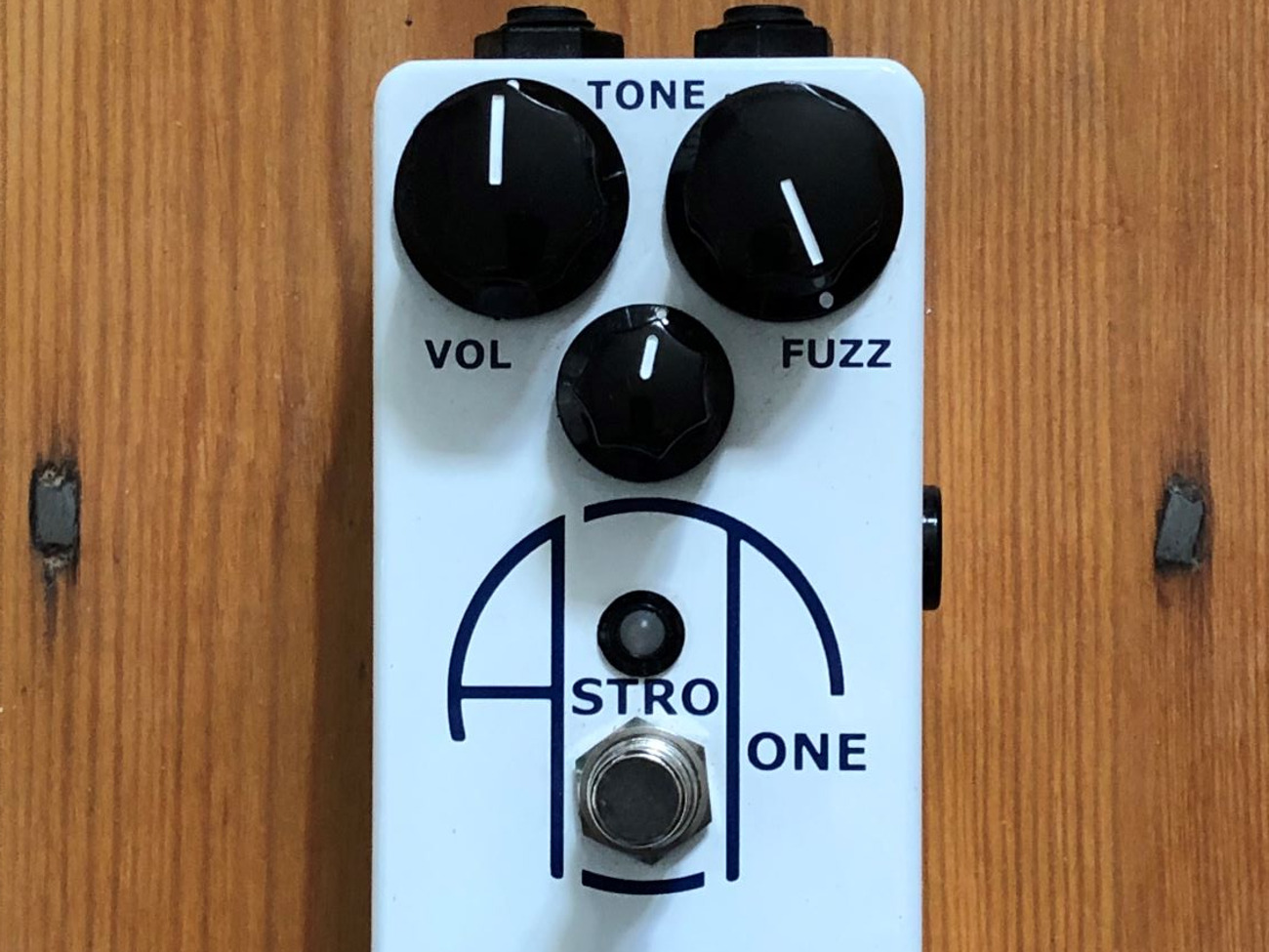 Analog.man astro tone fuzz 60s tribute guitar pedal